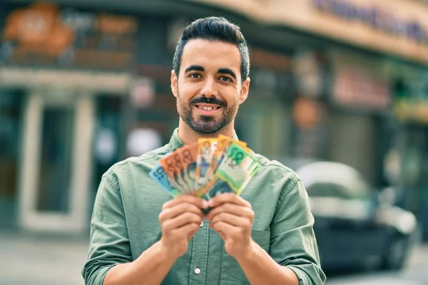 Mladý Hispánec Šťastně Usmívá Drží Australské Dolary Městě — Stock fotografie