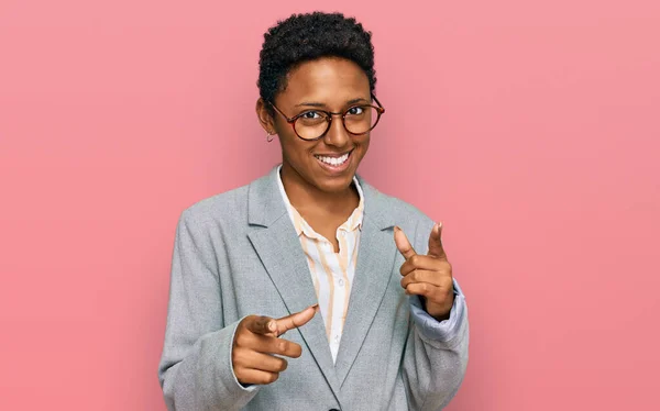 Mujer Afroamericana Joven Con Ropa Negocios Señalando Los Dedos Cámara —  Fotos de Stock