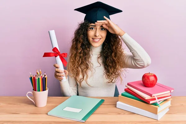 Joven Chica Hispana Usando Sombrero Graduado Sosteniendo Diploma Estresado Frustrado — Foto de Stock