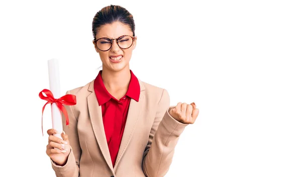 Joven Hermosa Mujer Con Gafas Sosteniendo Diploma Posgrado Molesto Frustrado —  Fotos de Stock