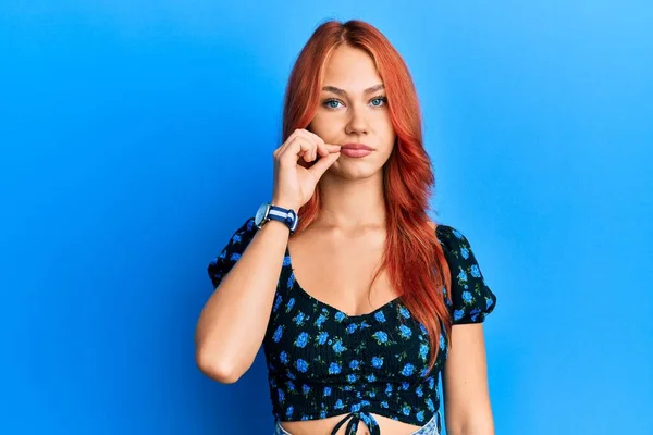 Junge Schöne Rothaarige Frau Lässiger Kleidung Über Blauem Hintergrund Mund — Stockfoto