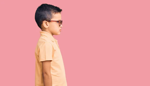 Little Cute Boy Kid Sobie Casual Ubrania Okulary Patrząc Bok — Zdjęcie stockowe