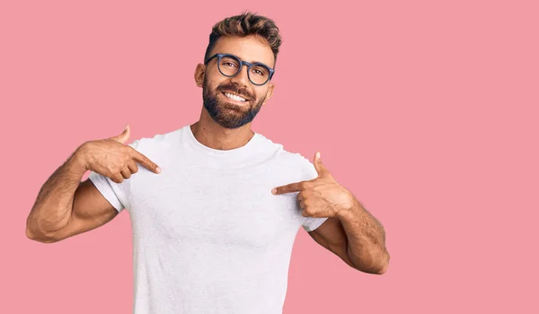 Junger Hispanischer Mann Lässiger Kleidung Und Brille Sieht Selbstbewusst Aus — Stockfoto