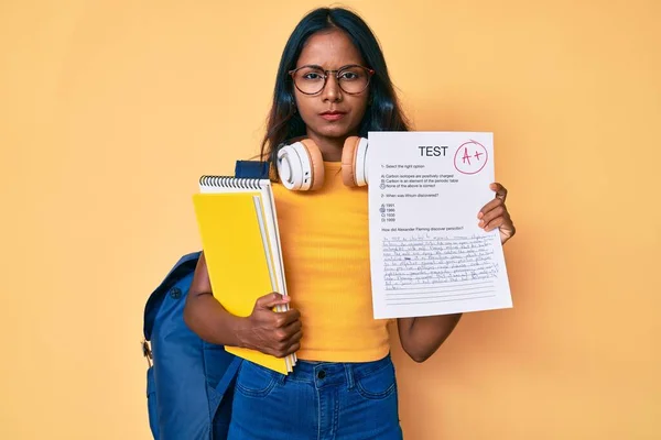 Ung Indian Flicka Bär Ryggsäck Visar Godkänd Examen Skeptisk Och — Stockfoto