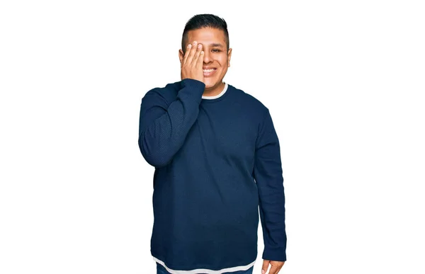 Mladý Latinský Muž Neformálním Oblečení Zakrývajícím Jedno Oko Rukou Sebevědomý — Stock fotografie