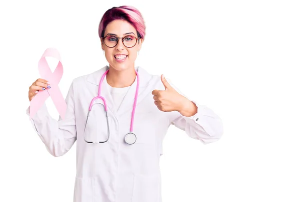 Młoda Piękna Kobieta Różowymi Włosami Nosząca Lekarski Stetoskop Trzymająca Wstążkę — Zdjęcie stockowe