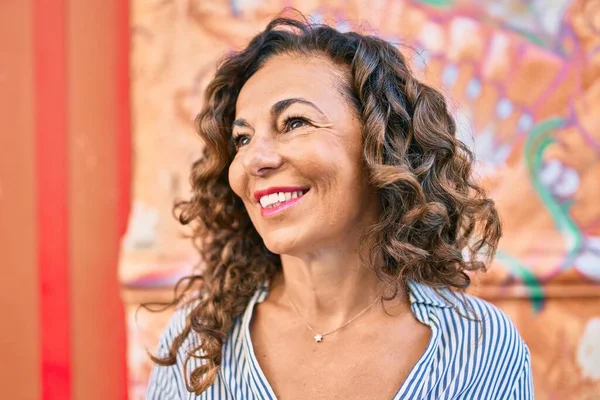 Mujer Hispana Mediana Edad Sonriendo Feliz Caminando Por Ciudad —  Fotos de Stock