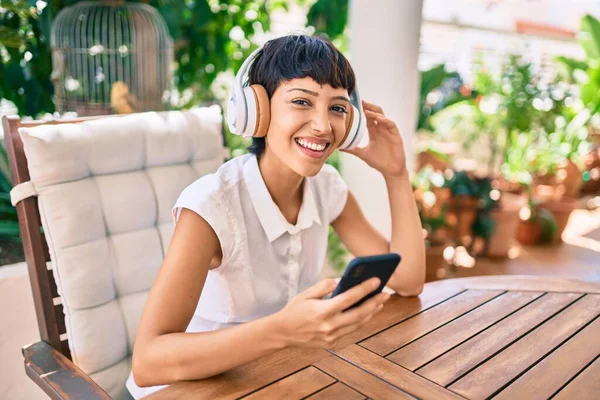 Mooie Vrouw Met Kort Haar Zitten Het Terras Een Zonnige — Stockfoto