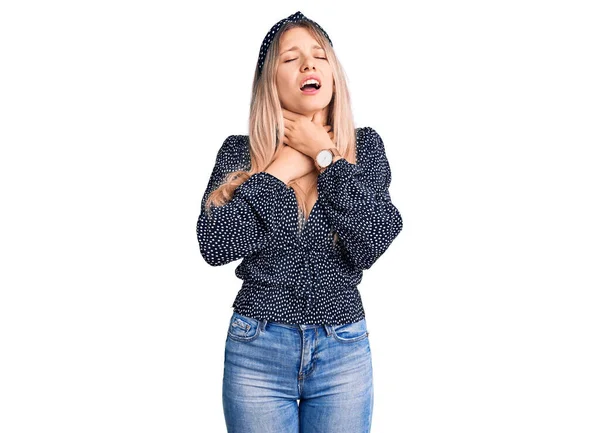 Jovem Bela Mulher Loira Vestindo Roupas Casuais Gritando Sufocar Porque — Fotografia de Stock