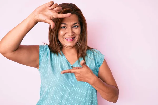 Middelbare Leeftijd Brunette Latijns Amerikaanse Vrouw Het Dragen Van Casual — Stockfoto