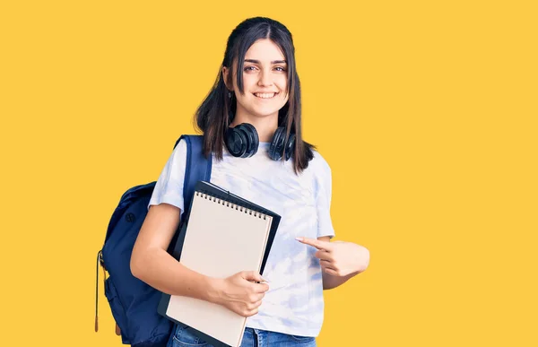 Joven Hermosa Chica Usando Estudiante Mochila Sosteniendo Portátil Sonriendo Feliz —  Fotos de Stock