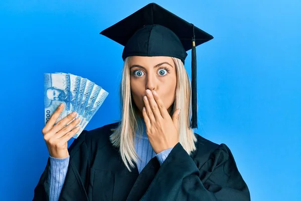 Hermosa Mujer Rubia Con Gorra Graduación Bata Ceremonia Sosteniendo Pesos — Foto de Stock