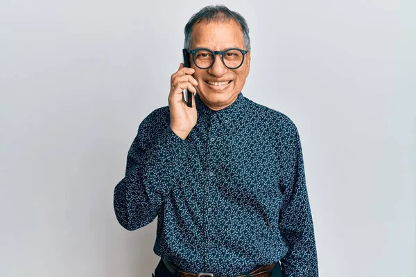 Homem Indiano Meia Idade Conversando Smartphone Olhando Positivo Feliz Sorrindo — Fotografia de Stock