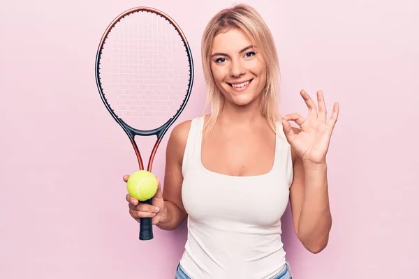 Jonge Mooie Blonde Sportvrouw Tennissen Met Behulp Van Racket Bal — Stockfoto