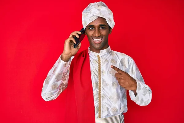 Indiano Homem Vestindo Tradição Sherwani Saree Roupas Falando Telefone Sorrindo — Fotografia de Stock