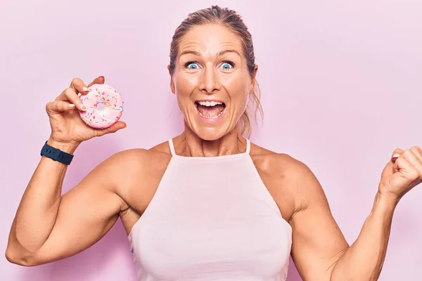 Kaukasische Blondine Mittleren Alters Trägt Sportliche Kleidung Und Hält Zuckerkekse — Stockfoto