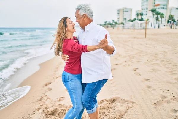 Medelålders Par Kärlek Dansar Stranden Glada Och Glada Tillsammans — Stockfoto