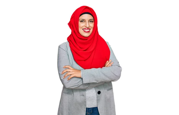 Schöne Hispanische Frau Mit Traditionellem Islamischen Hijab Schal Glücklich Lächelnd — Stockfoto