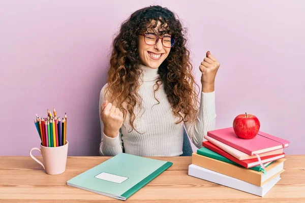 Menina Hispânica Jovem Estudando Para Exame Escolar Comemorando Surpreso Surpreso — Fotografia de Stock