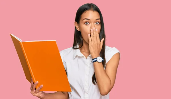 Hermosa Mujer Hispana Leyendo Libro Que Cubre Boca Con Mano — Foto de Stock