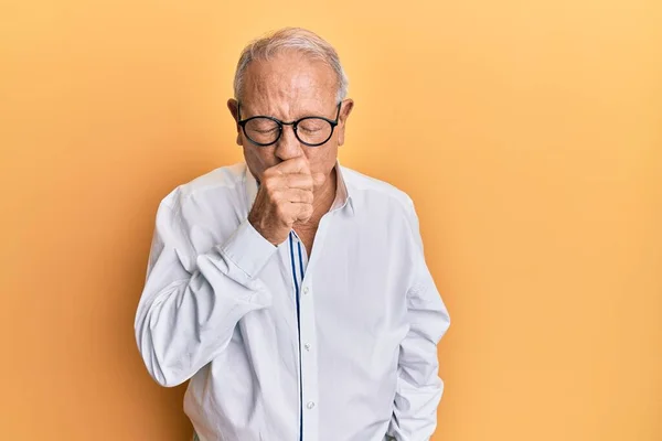 Idősebb Fehér Férfi Alkalmi Ruhát Szemüveget Visel Rossz Közérzet Köhögés — Stock Fotó
