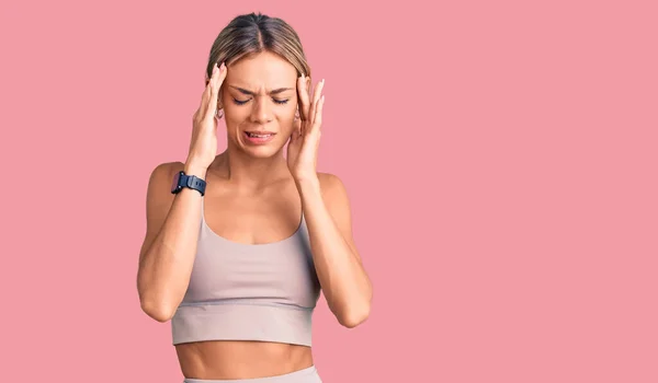 Schöne Kaukasische Frau Sportkleidung Mit Der Hand Auf Dem Kopf — Stockfoto