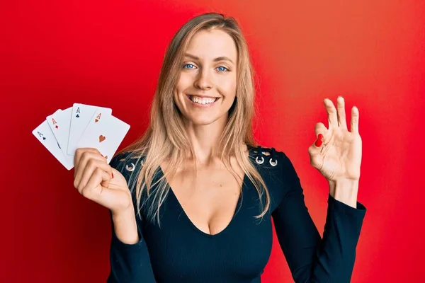 Красивая Белая Женщина Держит Туз Покер Карты Делает Хорошо Знак — стоковое фото