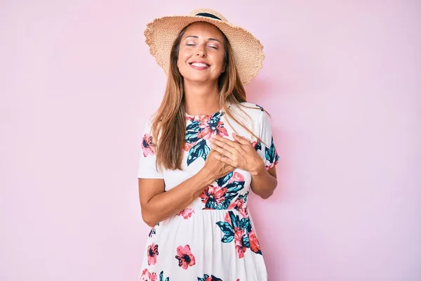 Middle Age Hispanic Woman Wearing Summer Hat Smiling Hands Chest — Stock Photo, Image