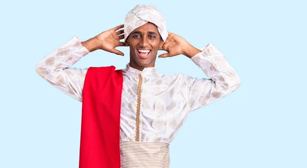 Afrikanischer Gutaussehender Mann Traditioneller Sherwani Sararee Kleidung Entspannt Und Dehnt — Stockfoto