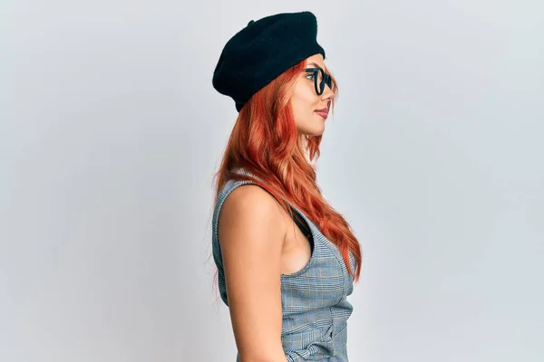 Young Redhead Woman Wearing Fashion French Look Beret Looking Side — Stock Photo, Image