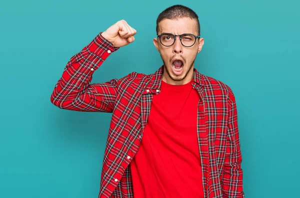 Jovem Hispânico Vestindo Roupas Casuais Com Raiva Louco Levantando Punho — Fotografia de Stock