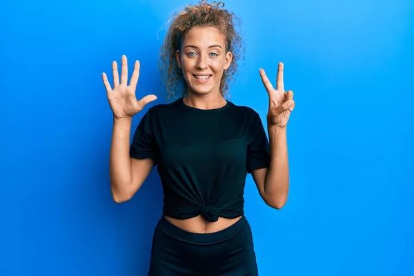 Schöne Kaukasische Teenagerin Schwarzer Sportbekleidung Die Mit Finger Nummer Sieben — Stockfoto