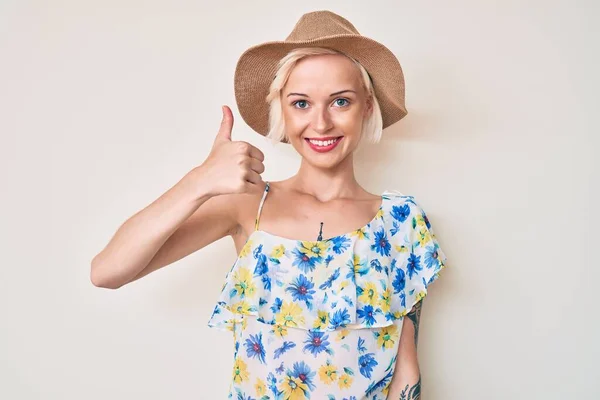 Молода Блондинка Татуюванням Літньому Капелюсі Посміхається Щасливим Позитивним Великий Палець — стокове фото