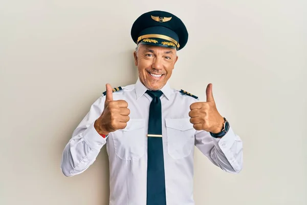 Όμορφος Μεσήλικας Ώριμος Άντρας Που Φοράει Στολή Πιλότου Σημάδι Επιτυχίας — Φωτογραφία Αρχείου