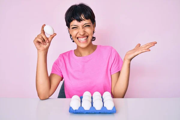 Beautiful Brunettte Woman Showing Fresh White Eggs Celebrating Victory Happy — Stock Photo, Image