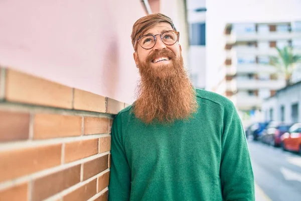 Ung Irish Mann Med Rødt Skjegg Smilende Glad Til Veggen – stockfoto