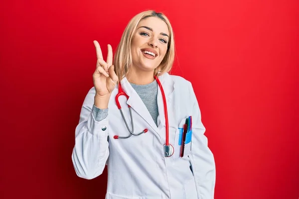 Doktor Üniforması Steteskop Giyen Beyaz Bir Kadın Iki Numarayı Gösterip — Stok fotoğraf