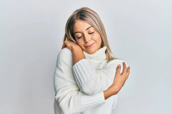 Hermosa Mujer Rubia Con Suéter Casual Cuello Alto Abrazándose Feliz — Foto de Stock