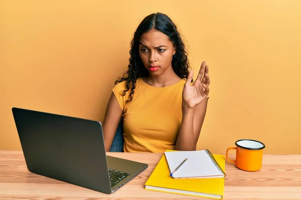 Chica Afroamericana Joven Haciendo Videollamada Saludando Computadora Portátil Escéptico Nervioso — Foto de Stock