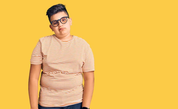 Niño Pequeño Con Ropa Casual Gafas Con Aspecto Sueño Cansado —  Fotos de Stock