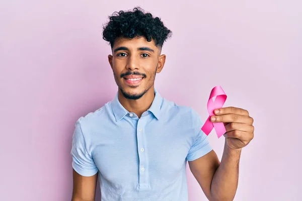 Jovem Árabe Bonito Homem Segurando Fita Câncer Rosa Olhando Positivo — Fotografia de Stock