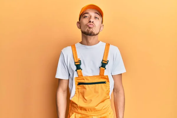 Hispanic Ung Man Bär Händig Uniform Tittar Kameran Blåser Kyss — Stockfoto