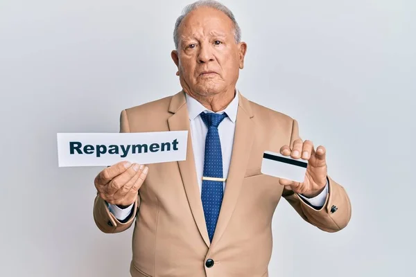 Старший Чоловік Який Тримає Платіжний Папір Кредитну Картку Розслаблений Серйозним — стокове фото