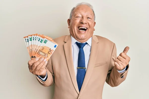 Hombre Caucásico Mayor Sosteniendo Billetes Euros Apuntando Con Pulgar Hacia —  Fotos de Stock