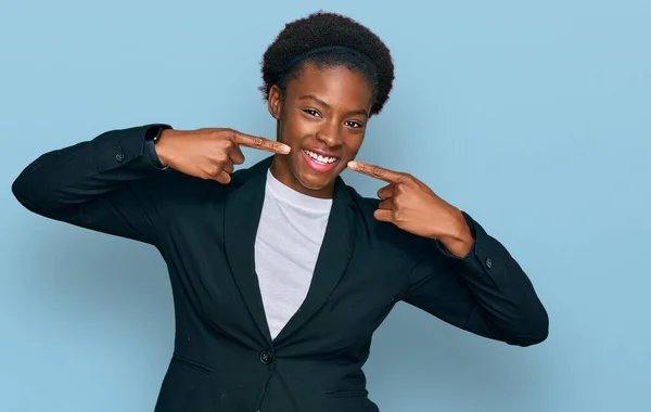 Fiatal Afro Amerikai Lány Aki Üzleti Ruhát Visel Vidáman Mosolyog — Stock Fotó