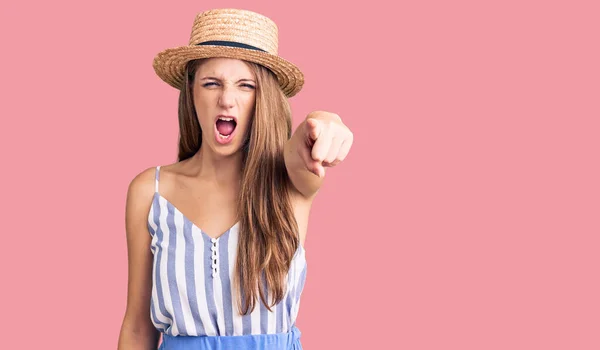 Joven Hermosa Mujer Rubia Con Sombrero Verano Señalando Disgustado Frustrado — Foto de Stock