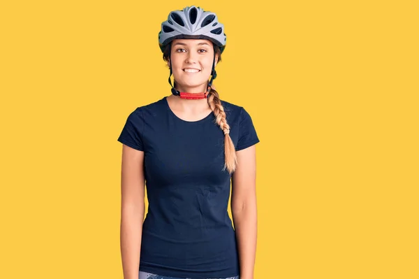 Mulher Branca Bonita Usando Capacete Bicicleta Com Sorriso Feliz Legal — Fotografia de Stock