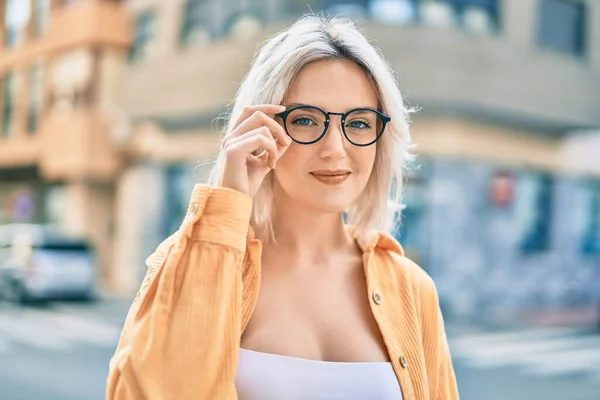 Молода Блондинка Посміхається Щасливим Носінням Окулярів Місті — стокове фото