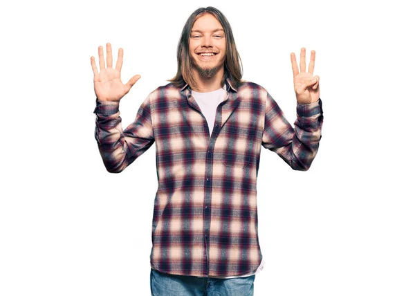 Bonito Homem Caucasiano Com Cabelos Longos Vestindo Camisa Hipster Mostrando — Fotografia de Stock