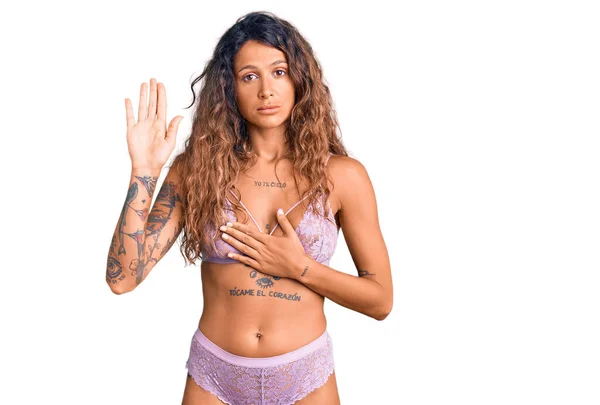 Jonge Spaanse Vrouw Met Tatoeage Dragen Lingerie Vloeken Met Hand — Stockfoto